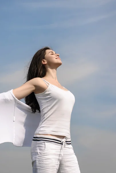 Chica respira aire fresco sobre un fondo de cielo azul . —  Fotos de Stock