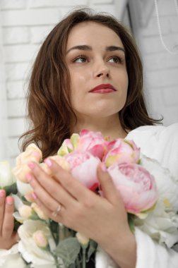 Kız otelde sabah uyandı.