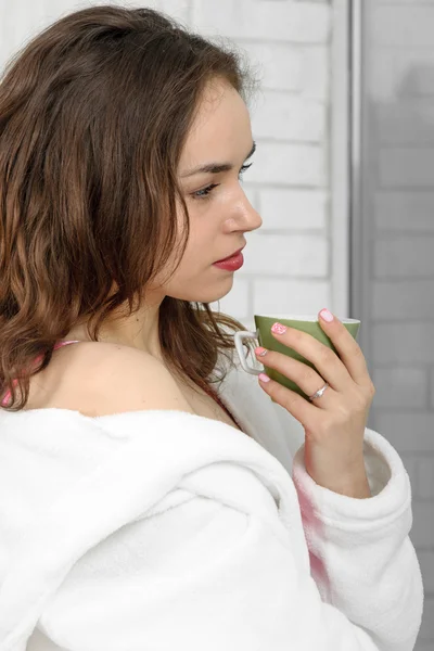 Chica bebiendo café mientras está acostado en la cama . — Foto de Stock