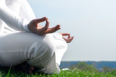 Lotus içinde oturan bir kız portresi yakın çekim