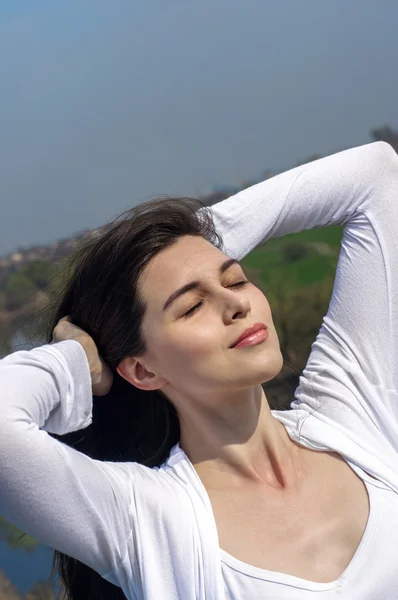 Menina se estende com prazer — Fotografia de Stock