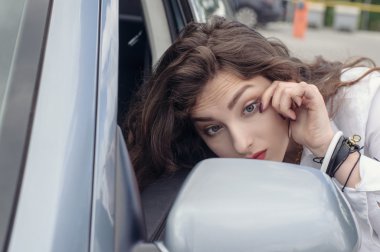 kadının makyaj yapması 