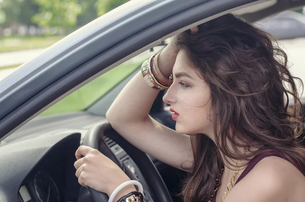 Mujer sentada en coche como conductora . — Foto de Stock