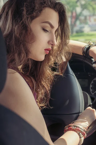 Mulher está dirigindo um carro — Fotografia de Stock