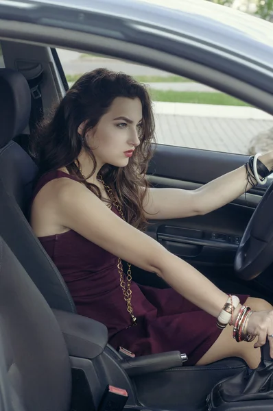 Žena je řídit auto — Stock fotografie