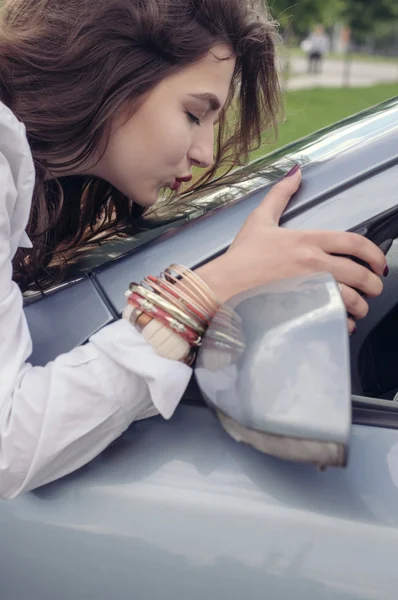 Mulher adora seu carro . — Fotografia de Stock