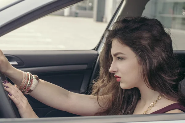 Mulher está dirigindo um carro . — Fotografia de Stock