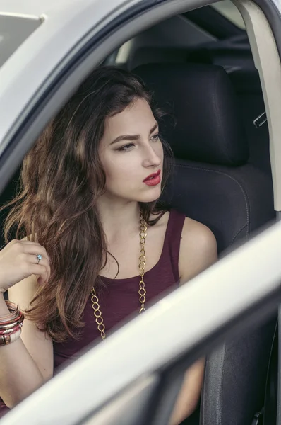 Woman gets out of the car. — Stock Photo, Image