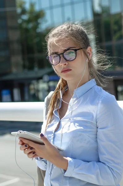 Chica estudiante sostiene en manos de una tableta —  Fotos de Stock