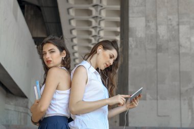 İki öğrenci eğitim hakkında tartışıyorlar