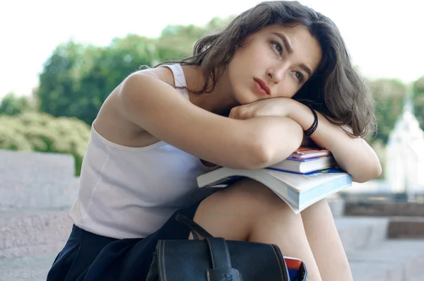 Chica cansada de estudiar — Foto de Stock