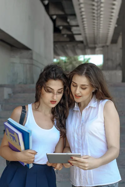 Deux étudiants discutent d'étudier — Photo