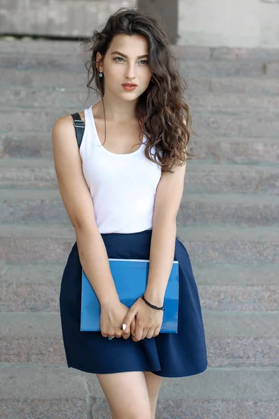 Ragazza va con i libri in mano — Foto Stock