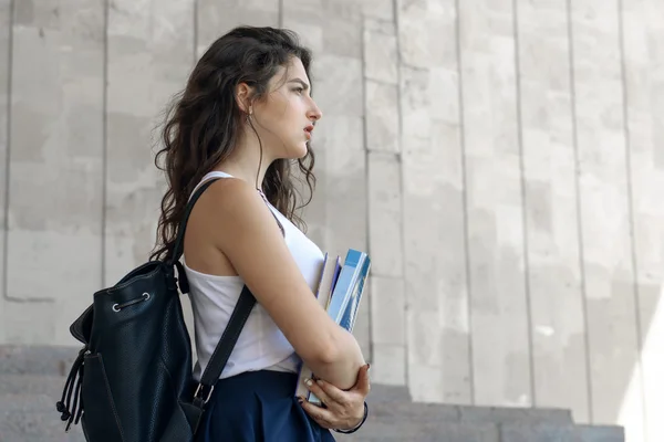 Fille va avec des livres dans ses mains — Photo