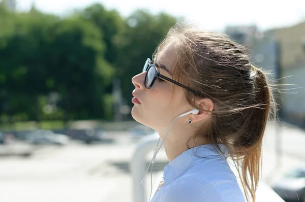 Mädchen hört Musik — Stockfoto