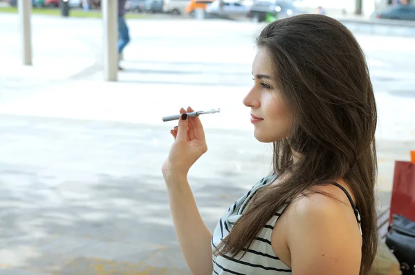 Женщина курит электронную сигарету . — стоковое фото
