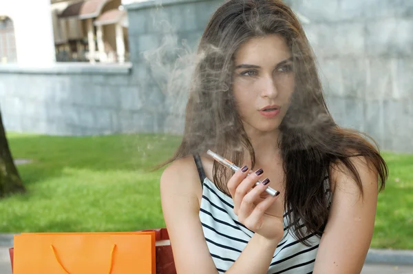 Kobieta pali elektroniczny papieros. — Zdjęcie stockowe