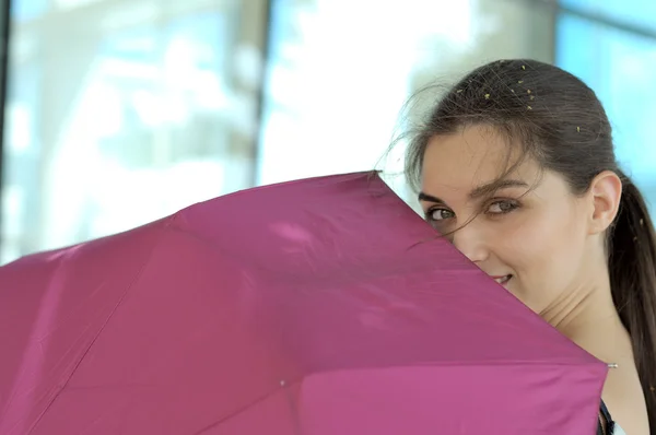 Kadın bir şemsiye altında gider — Stok fotoğraf