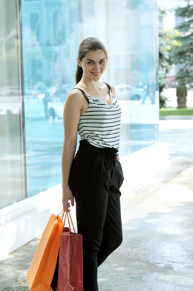 Portrait d'une fille en pleine croissance avec des sacs — Photo