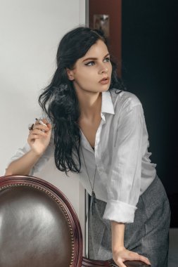 Kız tütün ile sigara içiyor.