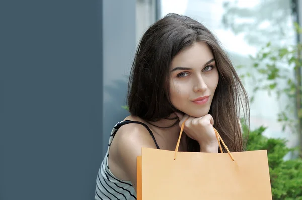 Portret van een meisje met shopping tassen. — Stockfoto