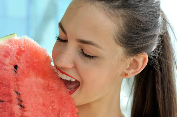 Beautiful girl eating watermelon. — Stock Photo, Image