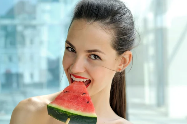 Portrait of a smiling girl with watermelon — Stock Photo, Image