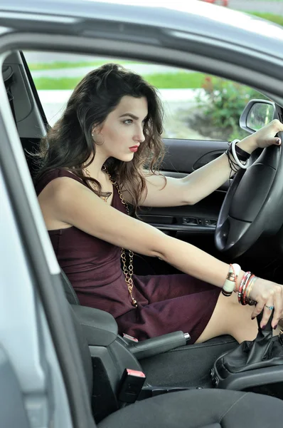 Ela desloca as engrenagens enquanto anda de carro — Fotografia de Stock
