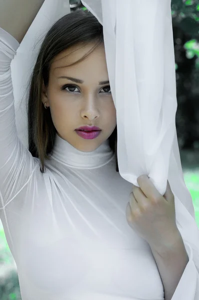 Hermosa chica sosteniendo un paño blanco — Foto de Stock