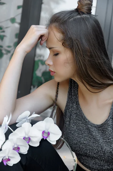 Chica con flor de orquídea es muy triste . — Foto de Stock