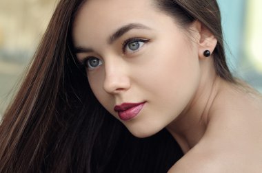 Güzel bir kızın yakın plan portresi..