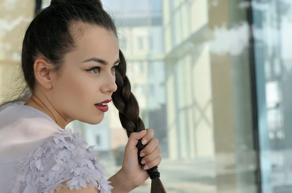 Meisje gevlochten haar haren in een draadantenne. — Stockfoto