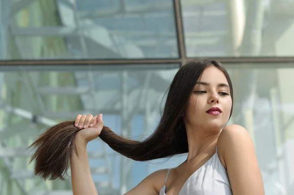 Meisje haar haren met haar hand te houden. — Stockfoto