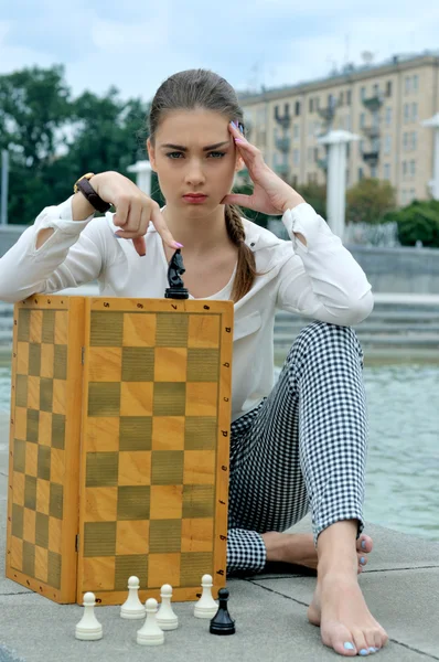 女性はチェス盤を閉じる. — ストック写真