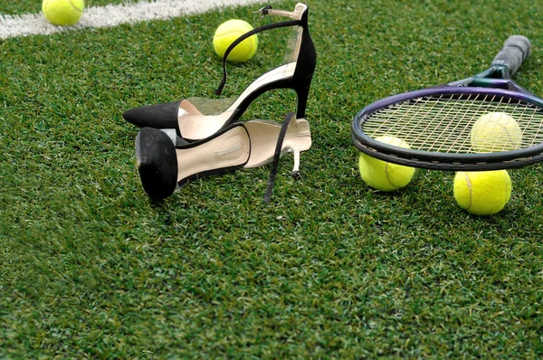 Raquetas, pelotas y zapatos de tenis — Foto de Stock