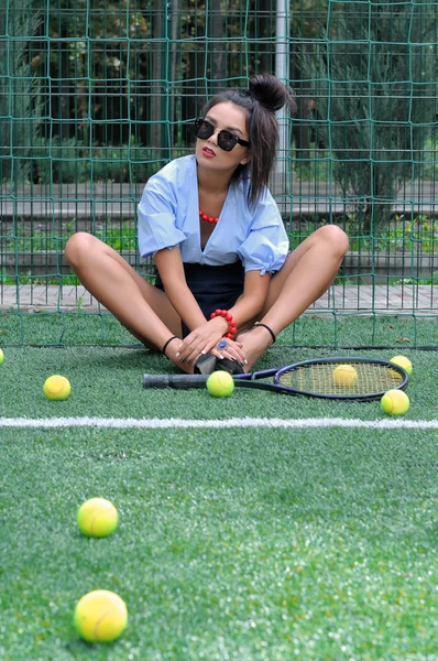 Mujer sentada cerca de la red con raqueta — Foto de Stock