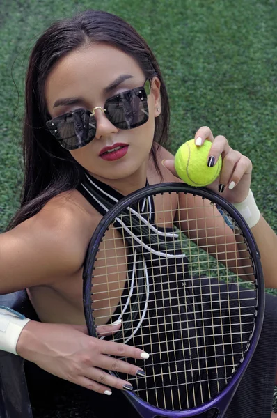 Retrato de una chica con raqueta de tenis y pelota . — Foto de Stock
