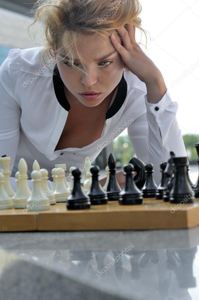 Womens chess hi-res stock photography and images - Alamy