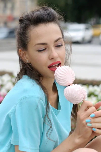 Dívka drží hůl s dvěma marshmallows — Stock fotografie