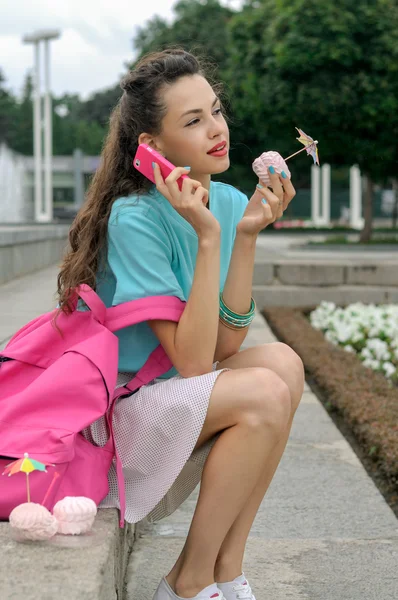 Menina senta-se nas escadas falando ao telefone — Fotografia de Stock