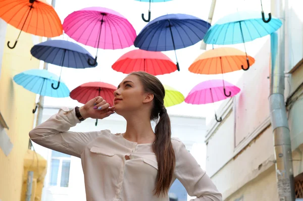 Dziewczyna pozuje kolorowe parasole — Zdjęcie stockowe