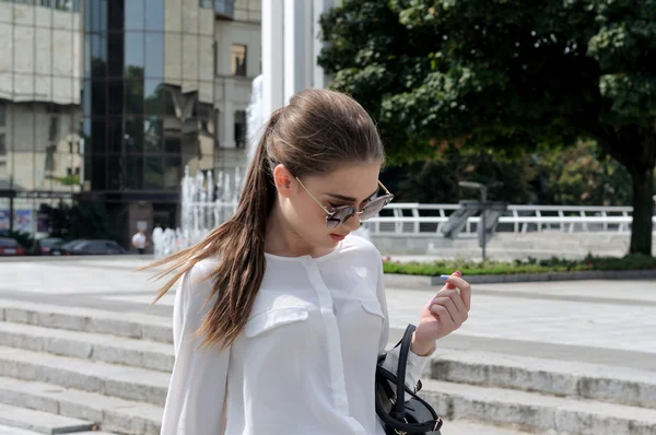 Meisje in een slimme kleding wandelingen door de stad — Stockfoto