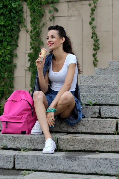 Veselá dívka drží zmrzlinou v ruce. — Stock fotografie