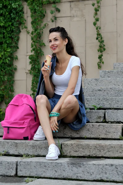Menina bonita segurando um sorvete na mão — Fotografia de Stock