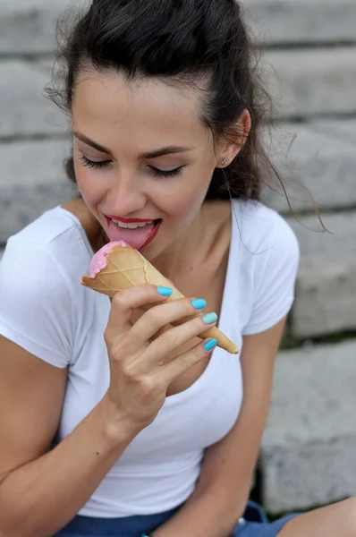 Крупный план портрета девушки, облизывающей мороженое — стоковое фото