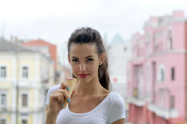 Mädchen hält Eis in der Hand — Stockfoto