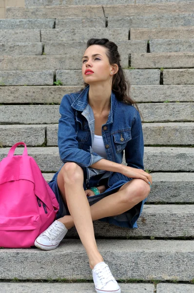 Girl sits on the granite steps — Stock Photo, Image