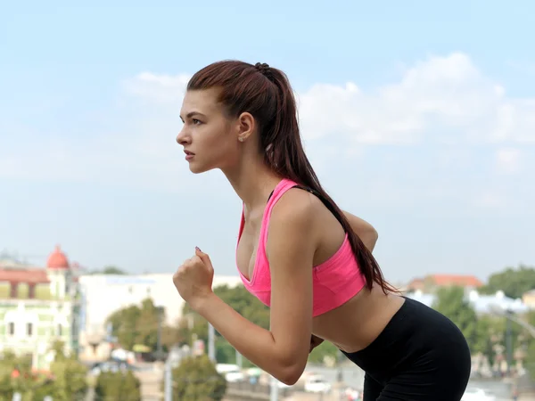 Vista lateral de una chica a punto de empezar a correr —  Fotos de Stock