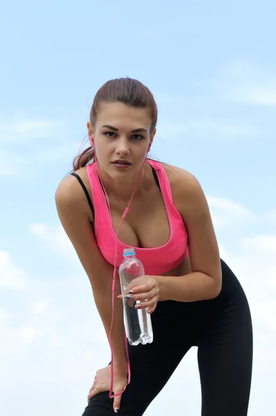 Pohled zdola dívky sportovní oblečení — Stock fotografie