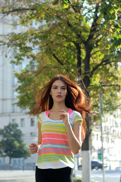 Mädchen läuft die Straße hinunter — Stockfoto
